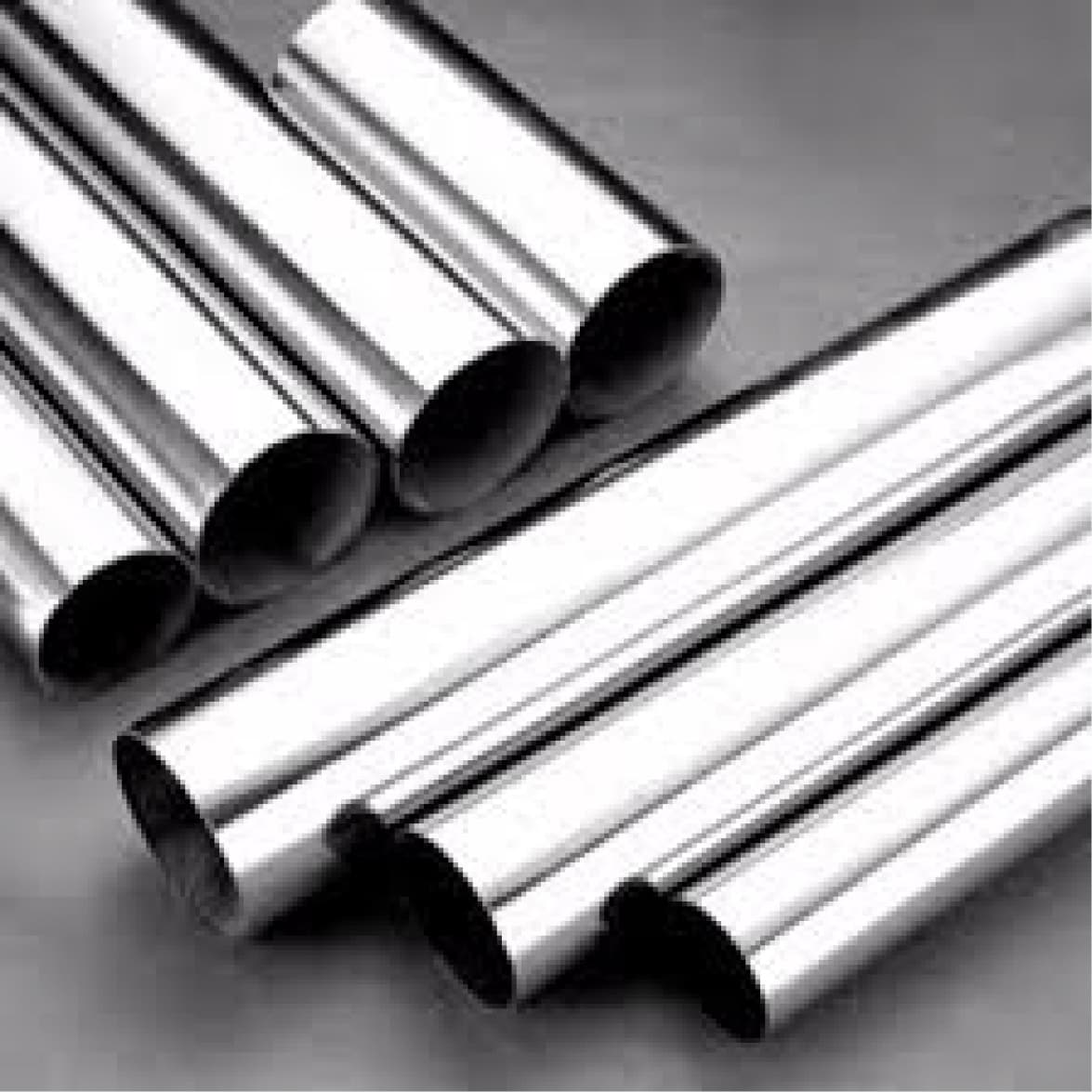 tubería de acero inoxidable brillante y pulida, dispuesta en grupos y con extremos abiertos.