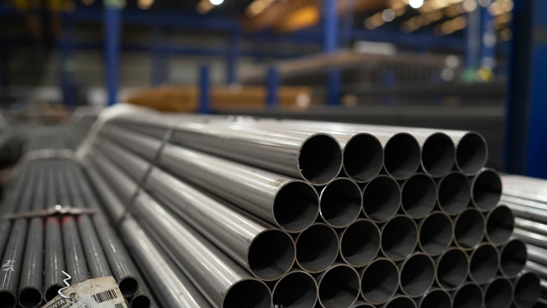 Tubería de Acero Inoxidable apiladas en un almacén industrial para ser usadas en la Industria Alimentaria