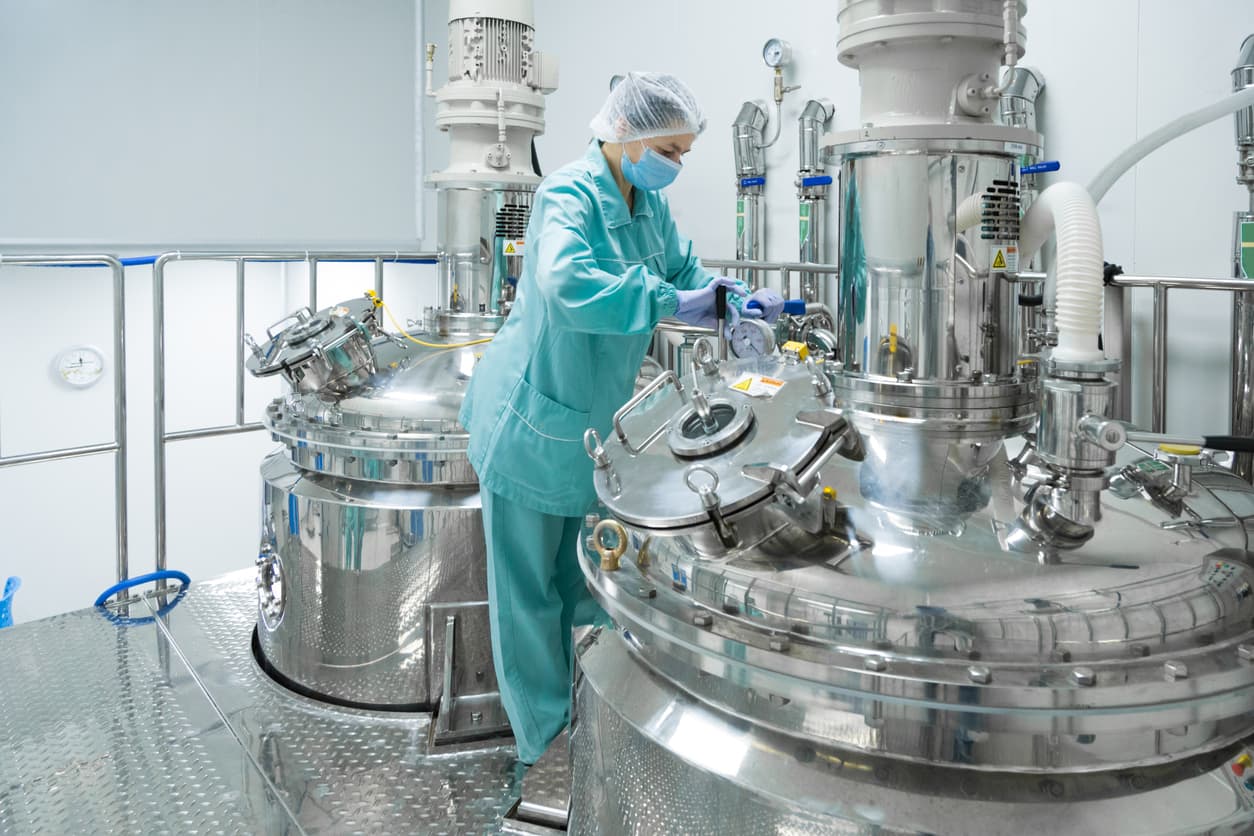 Mujer revisando sistemas de vacio donde se utilizan Tubería de Acero Inoxidable en la Industria Farmacéutica