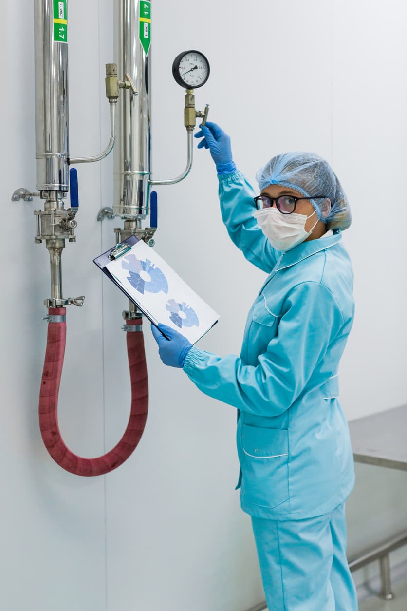 Mujer en la industria farmacéutica utilizando un sistema de oxigenación con Tubería de Acero Inoxidable