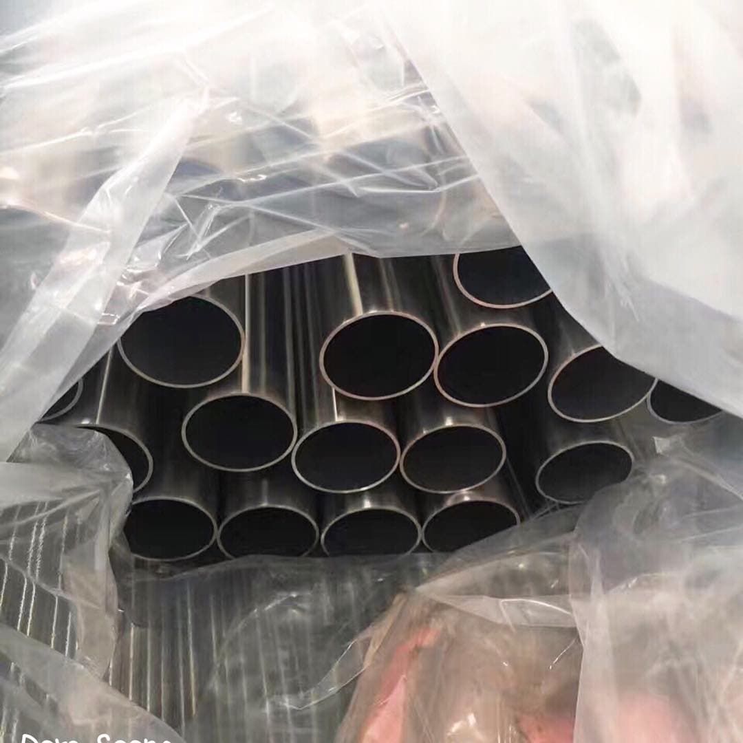 Tubería de acero inoxidable empaquetada en un almacén industrial para ser usada en la arquitectura