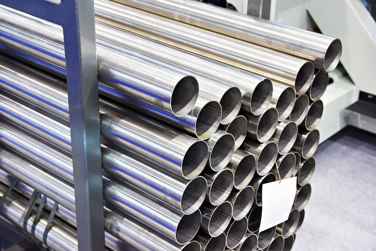 Stock de Tubería de Acero Inoxidable apiladas en un almacén industrial para ser usadas en la Industria Química