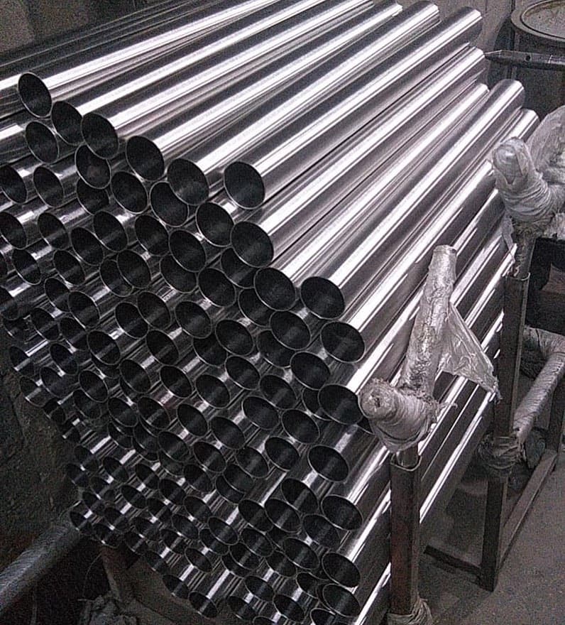 Tubería de Acero Inoxidable apiladas para ser usadas en la Industria Alimentaria