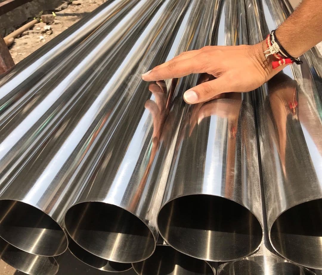 Persona realizando inventario de Tubería de Acero Inoxidable en un almacén industrial