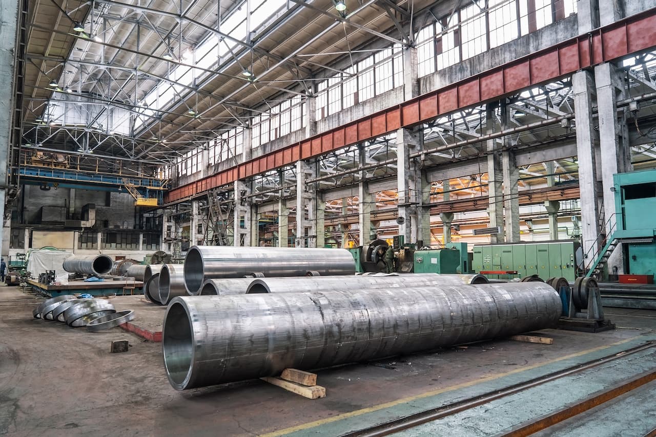 Fabricaión de tubería de acero inoxidable en un almacén industrial para ser usada en la arquitectura