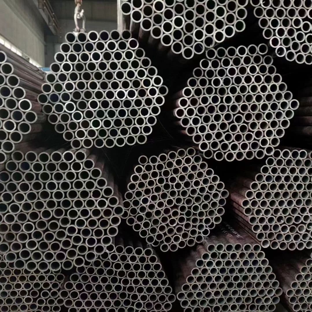 Tubería de acero inoxidable apilada en forma hexagonal.